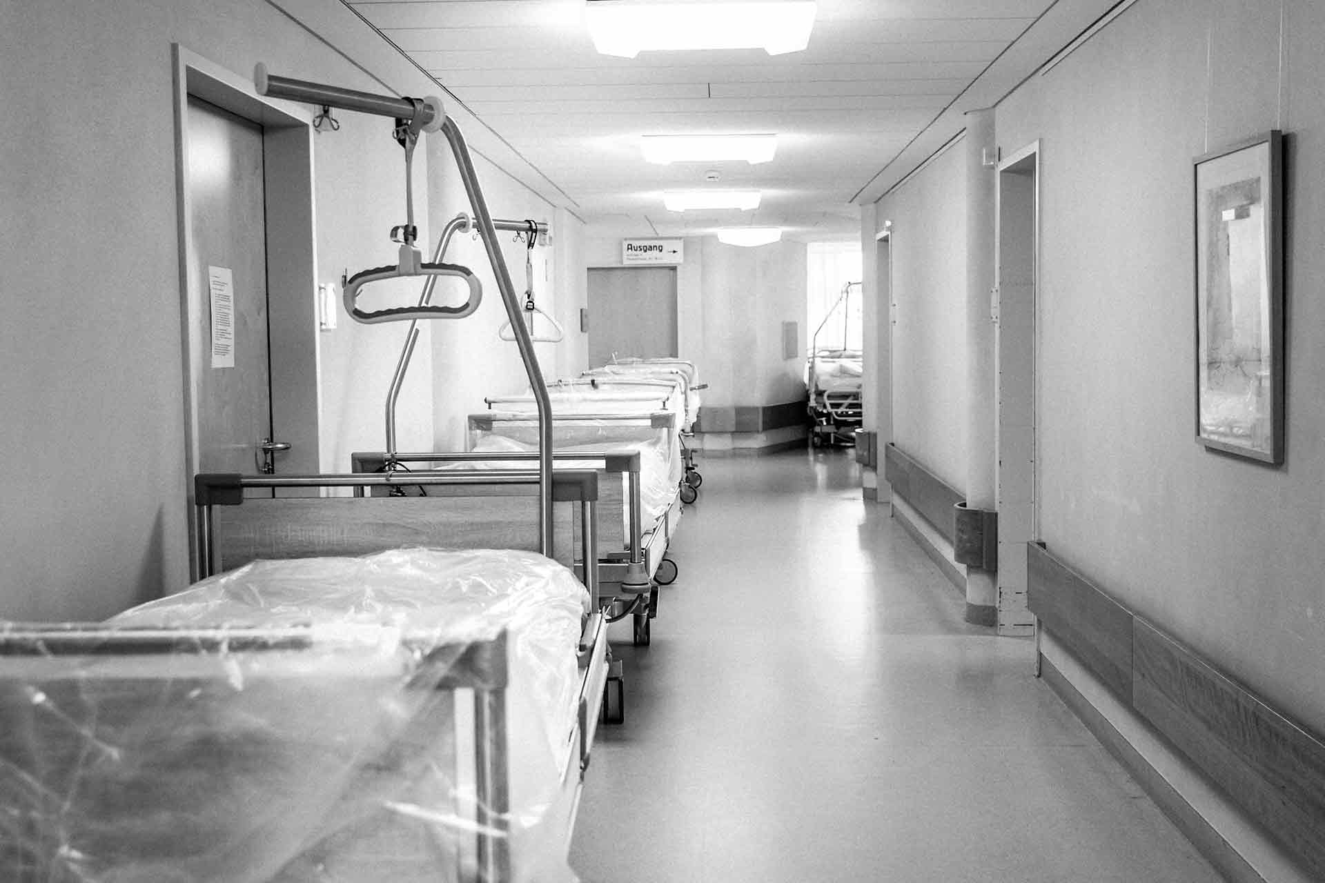 Leerer Flur eines insolventen Krankenhauses