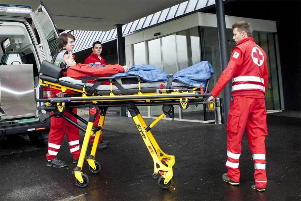 Rettungssanitäter liefern einen Patienten im Krankenhaus ein.