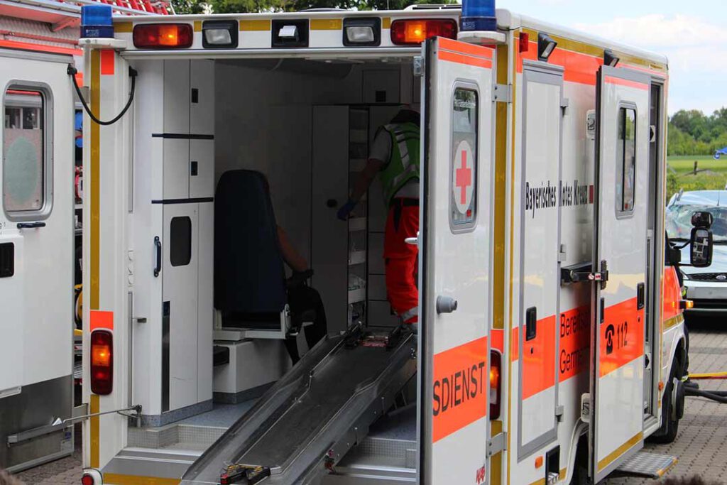 Rettungseinsatzwagen an einer Unfallstelle