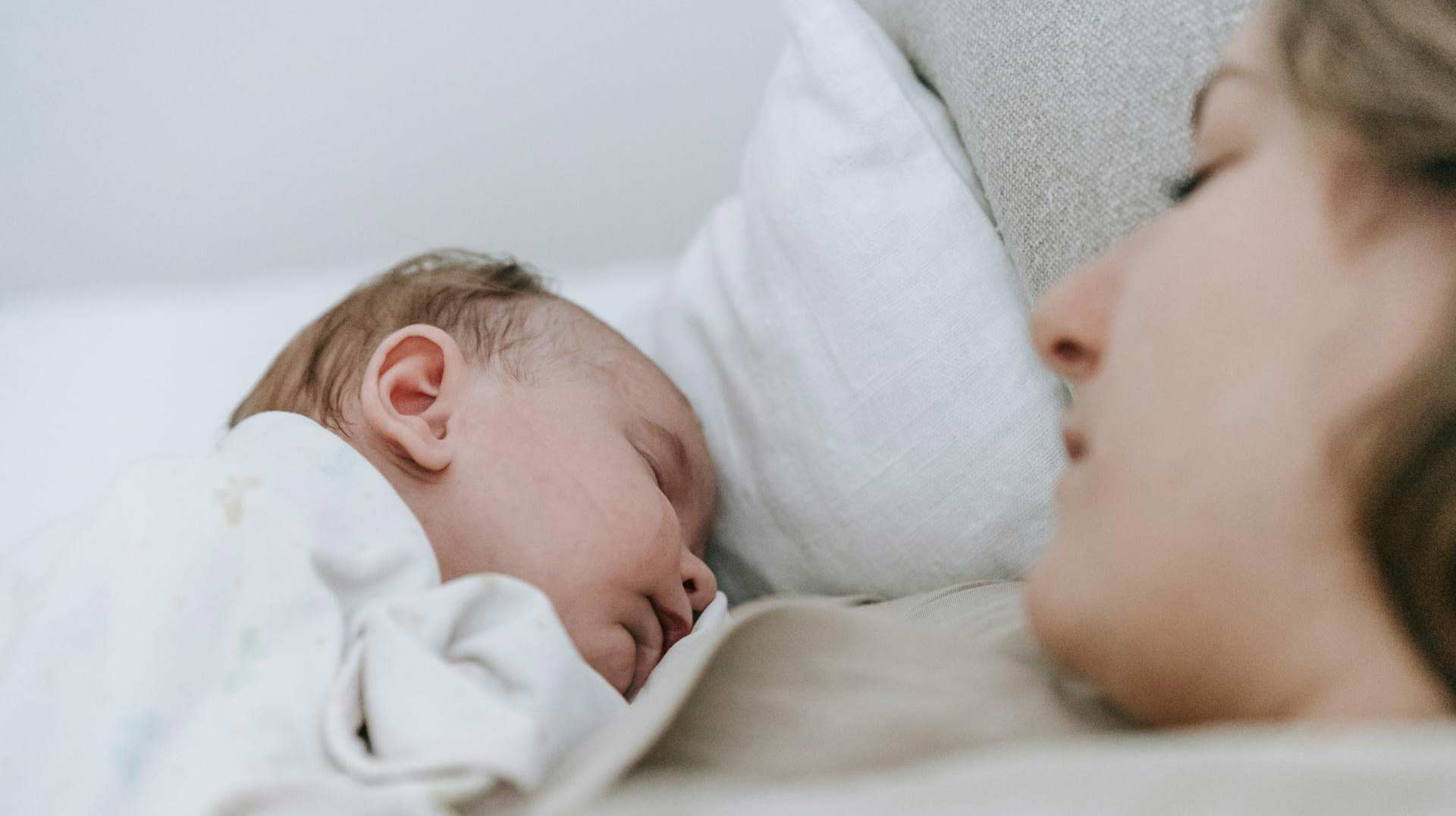 Mutter mit Geburtsverletzung mit ihrem Neugeborenen