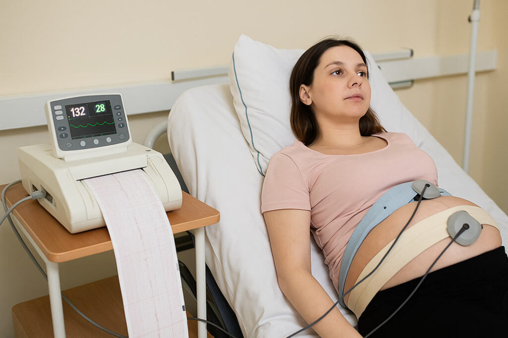 Schwangere Frau kurz vor der Geburt, die durch CTG überwacht wird