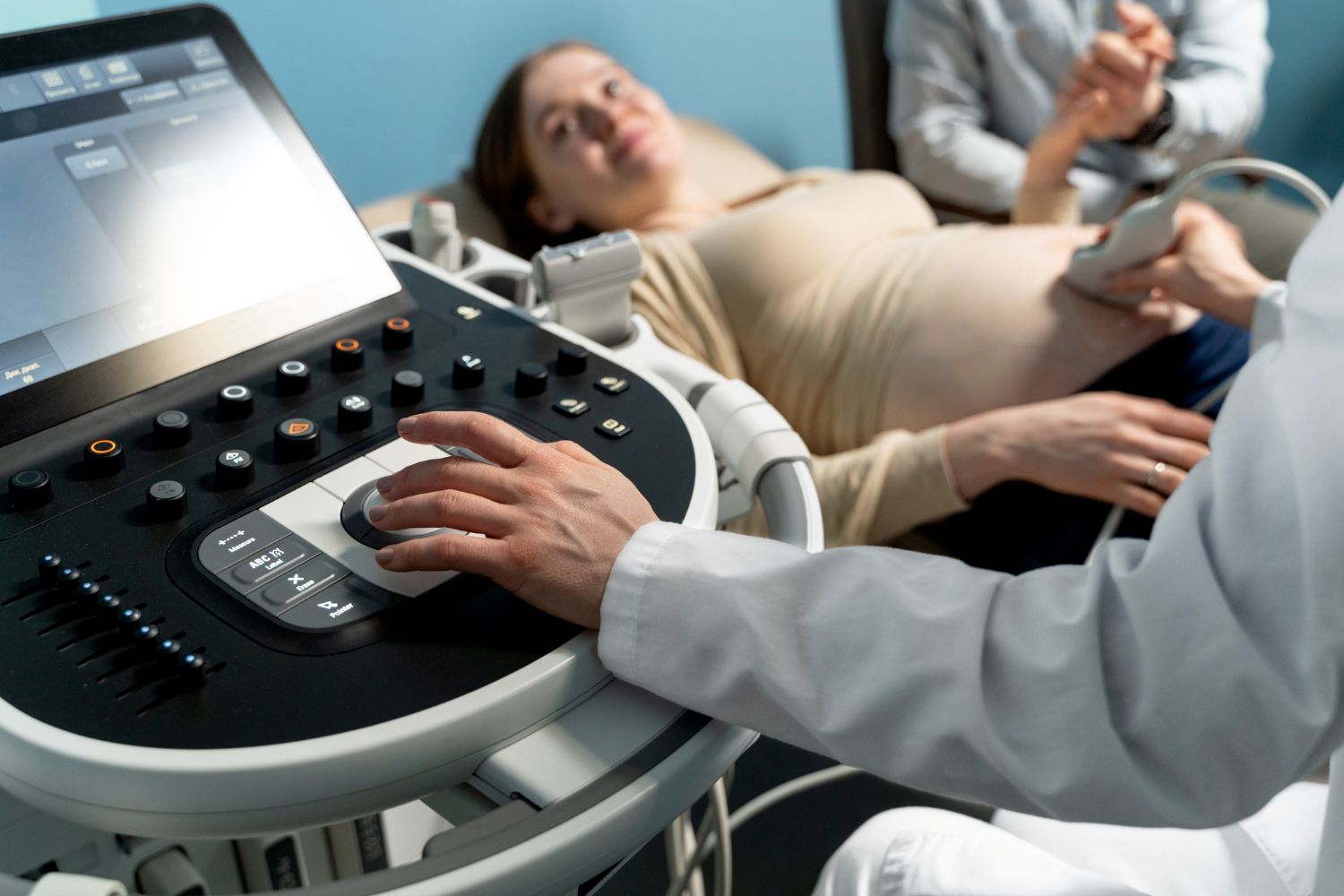Fehler in der Pränataldiagnostik. Schwangere Frau beim Ultraschall