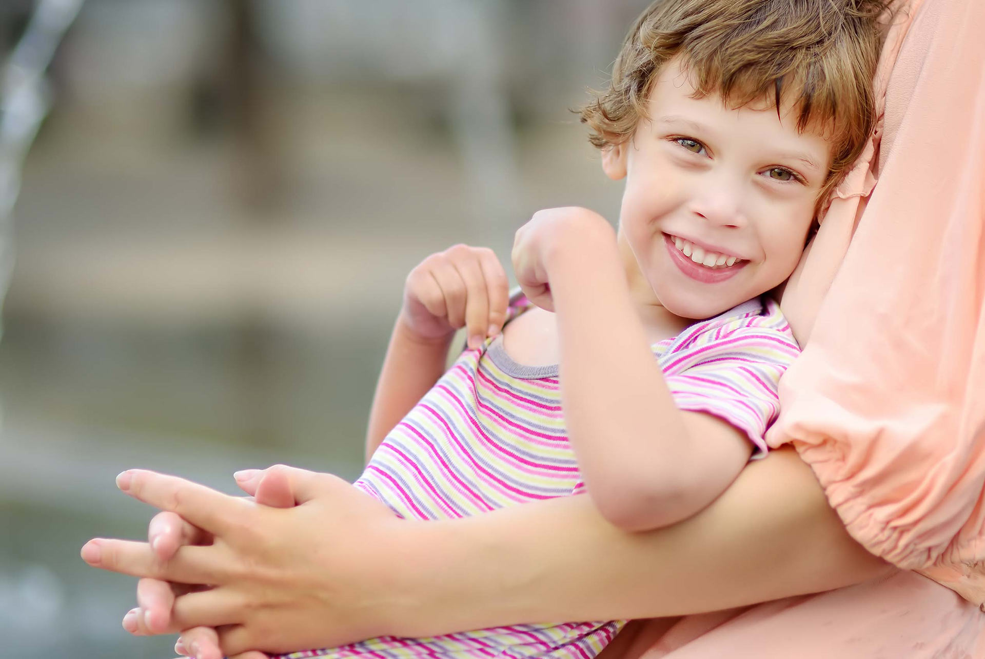 Mädchen mit Cerebralparese mit seiner Mutter