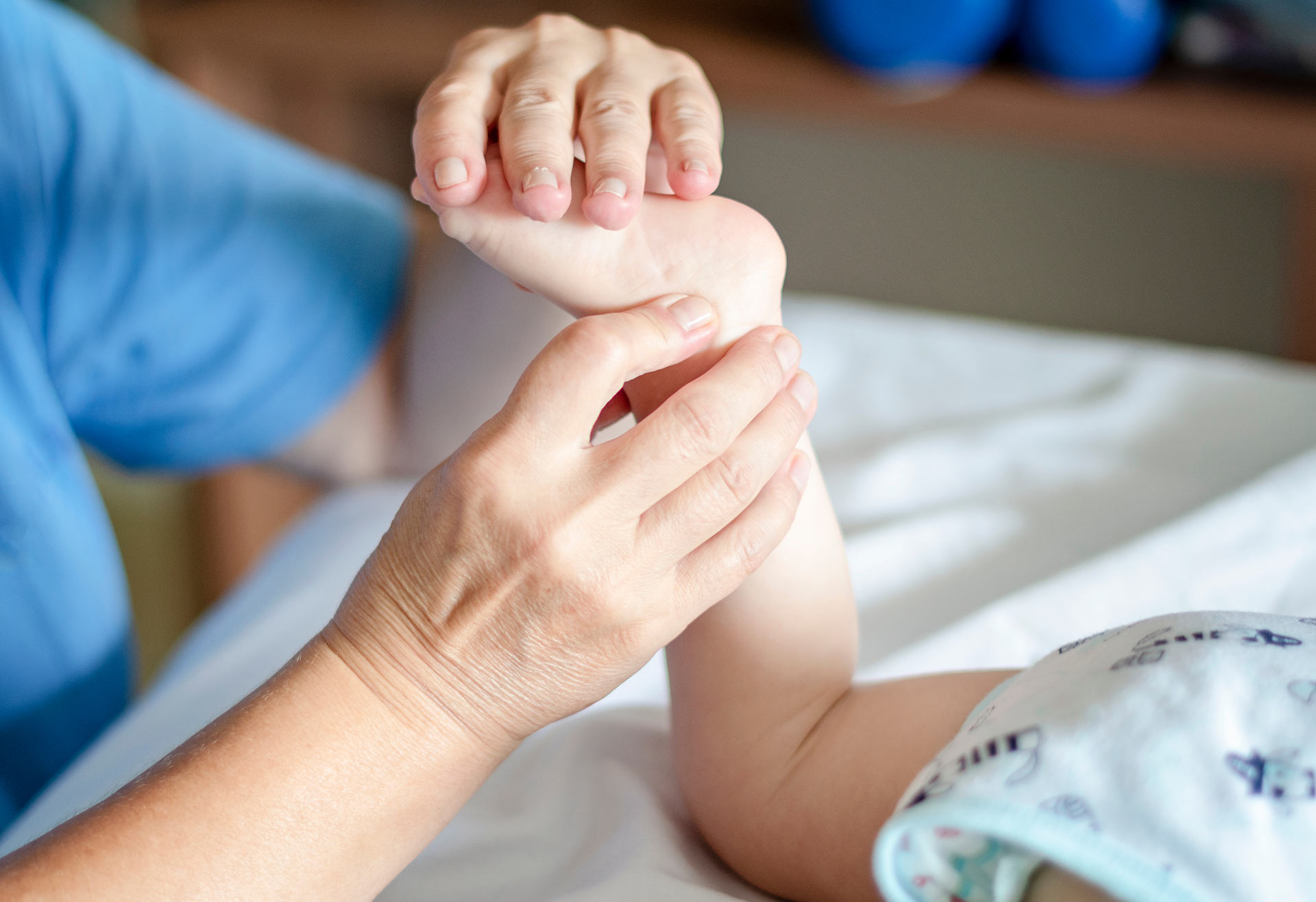 Bobath-Behandlung bei einem Baby mit Cerebralparese