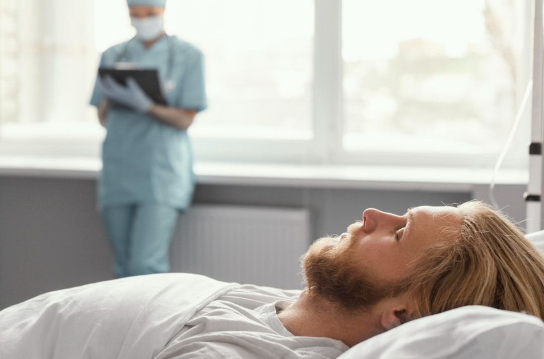 Nachsorge bei einem Patienten nach einer Wirbelsäulen-OP