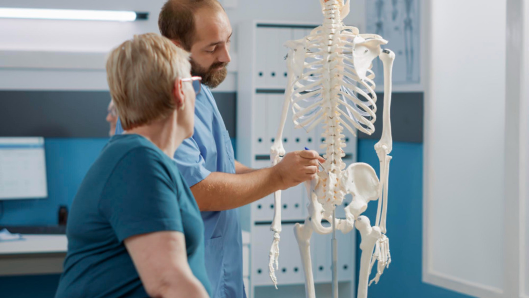 Orthopäde bei der Aufklärung einer Patientin vor einer Wirbelsäulen-OP